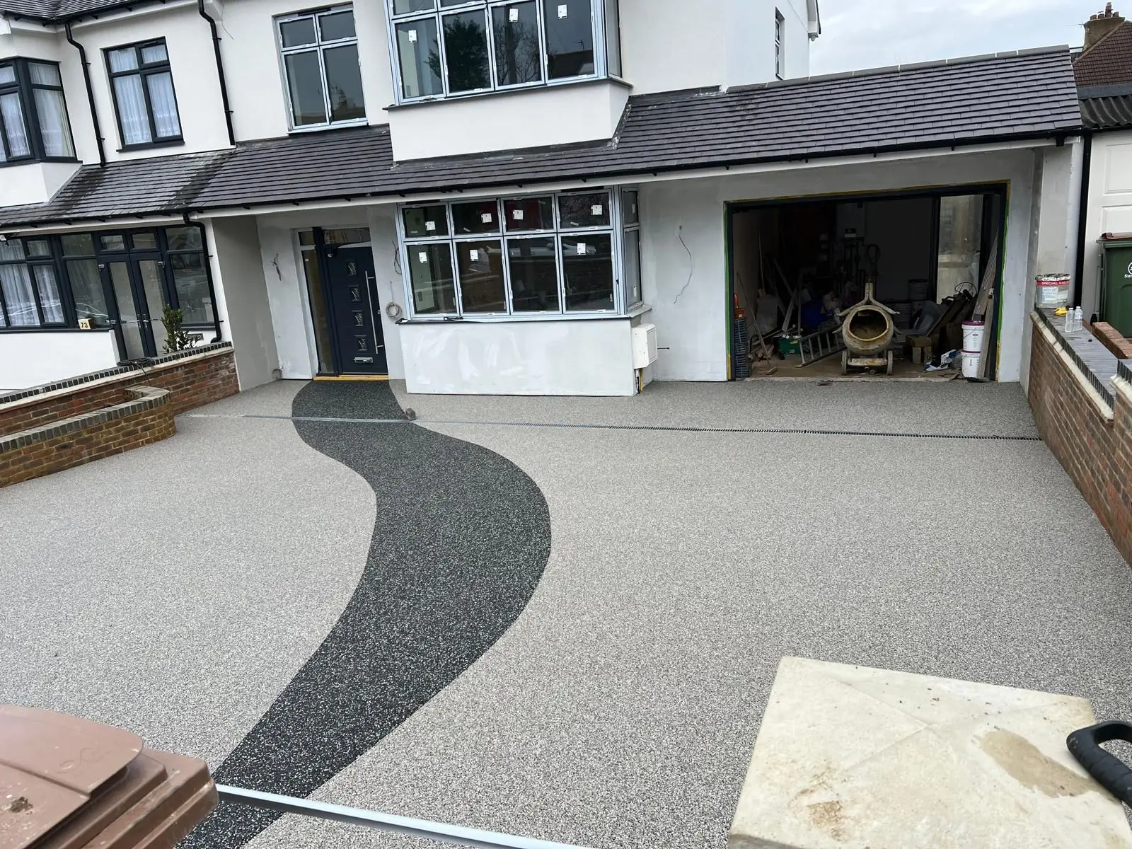 Contemporary resin driveway with clean finish