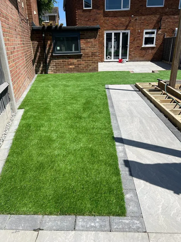 Porcelain slabbing with artificial grass feature in Orpington
